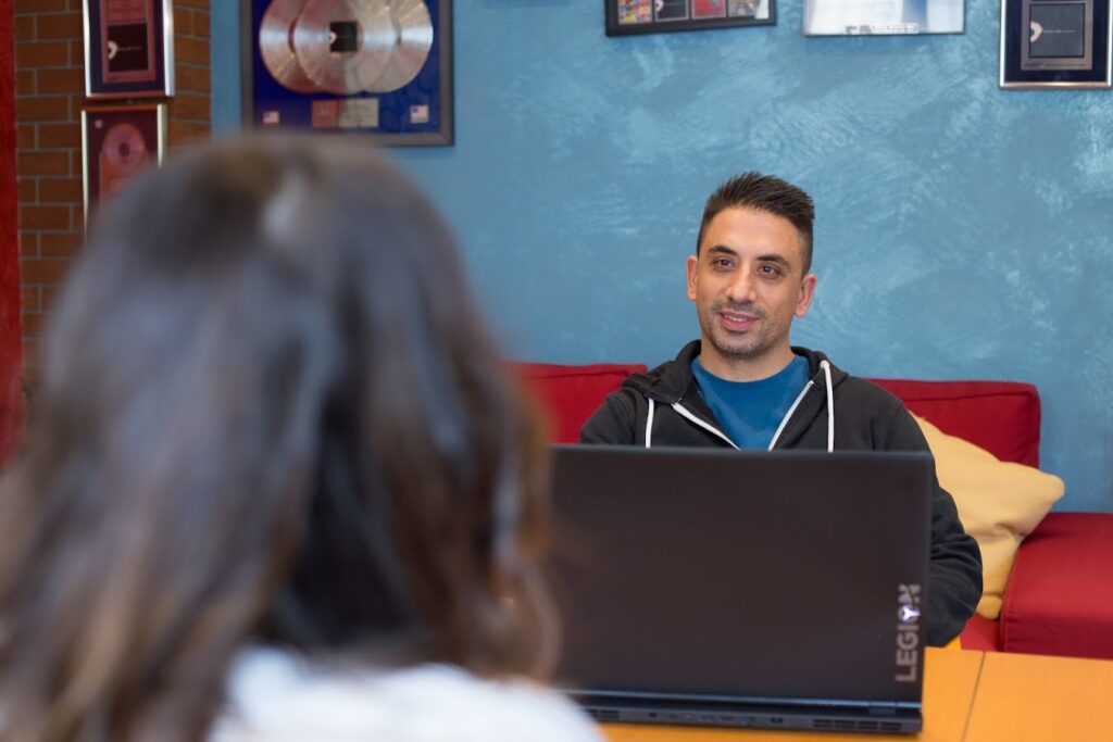 Consulente OneBit Agency a Torino discute creazione siti web responsive e WordPress. Offriamo anche SEO e Google ADS.