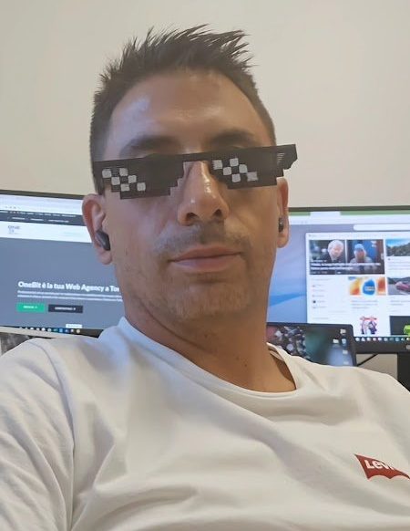 Ritratto di uomo con occhiali pixelati neri, auricolari e maglietta bianca Levi's.