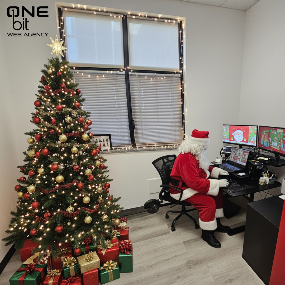 Babbo Natale al computer in ufficio con albero di Natale e regali.
