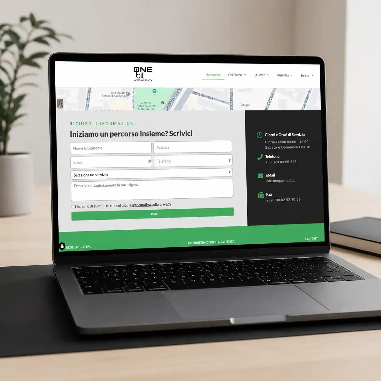 Sito Onebit Web Agency su laptop: modulo richiesta info, contatti, mappa.